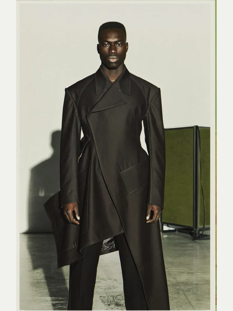 Studio illustrato: cappotto asimmetrico in lana antracite