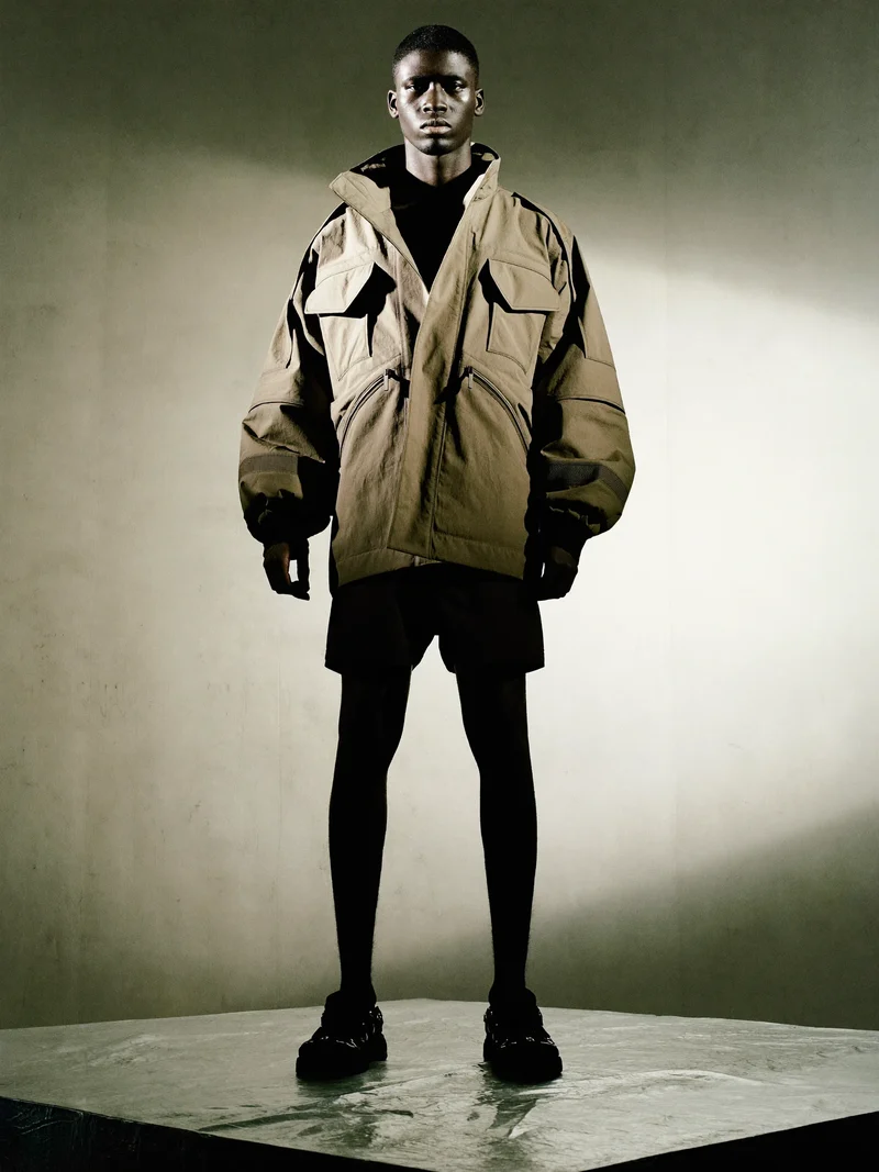 Studio illustrato: giacca oversize in tessuto tecnico pietra