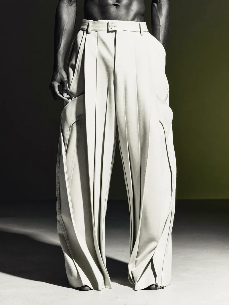 Studio illustrato: pantalone ampio plissettato a cuciture curve